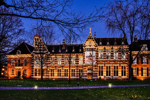 Drents Museum bij avondlicht