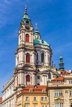 Toren van de barokke Nicolaas kerk in Praag van Marc Venema