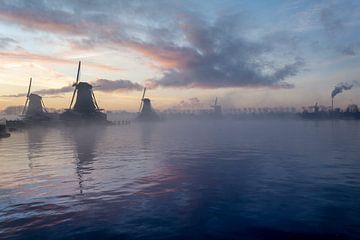 Windmühlen im Nebel