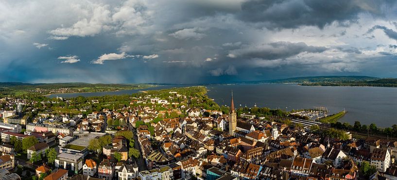De stad Radolfzell aan het Bodenmeer op een zomeravond van Markus Keller