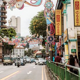 Bunte Reihenstraße in Little India, Singapur von Amber Francis