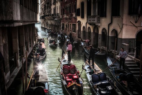Belebte Wasserstraße in Venedig