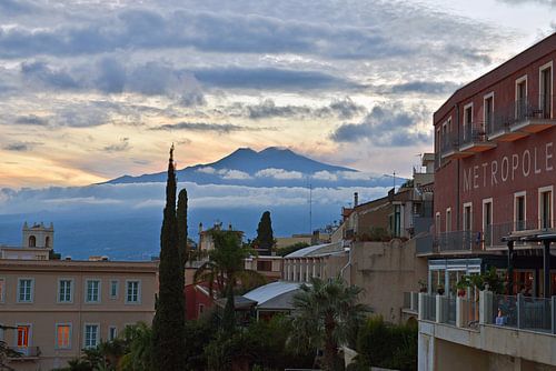 Coucher de soleil avec vue sur le volcan Etna sur Silva Wischeropp