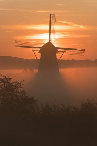 Een mistige ochtend bij De Marsch(molen) in Lienden, Betuwe