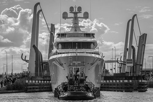 Superjacht Aquarius bij de Juliana sluis in Gouda