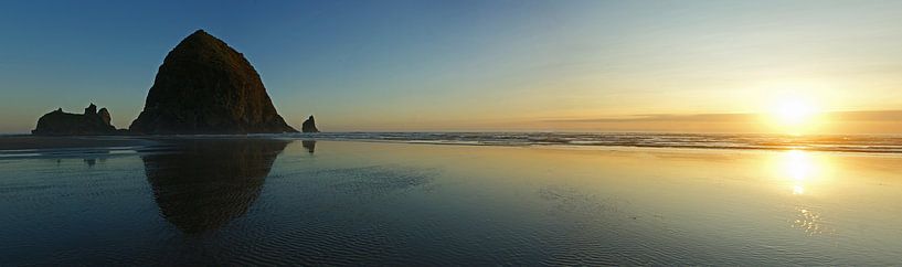 Haystack Rock, Cannon Beach, bei Sonnenuntergang von Jeroen van Deel