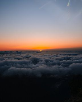 Zonsopkomst boven de wolken - Pico Do Arieiro, Madeira (Portugal) van Ian Schepers