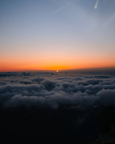Lever de soleil au-dessus des nuages - Pico Do Arieiro, Madère (Portugal) sur Ian Schepers