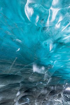 prachtige blauwe ijswand in een ijsgrot van de Vatnajökull-gletsjer op IJsland van gaps photography