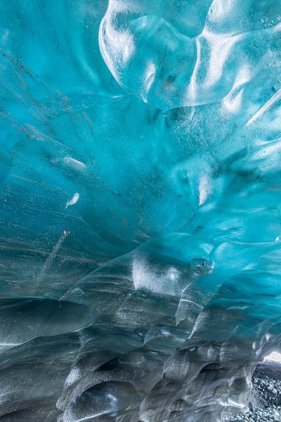 schöne blaue Eiswand in einer Eishöhle des Vatnajökull-Gletschers in Island von gaps photography