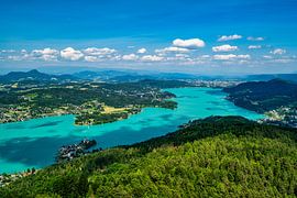 Uitzicht vanaf de Pyramidenkogel observatietoren op het Woerthersee meer
