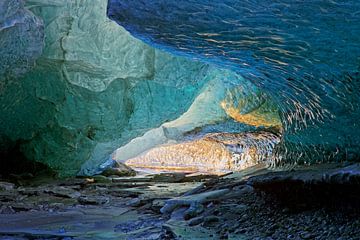 In een ijsgrot van een gletsjer van Anton de Zeeuw