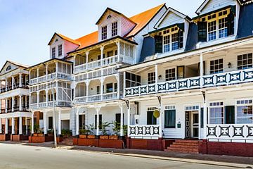 Houten huizen  in Paramaribo de hoofdstad van Suriname van René Holtslag