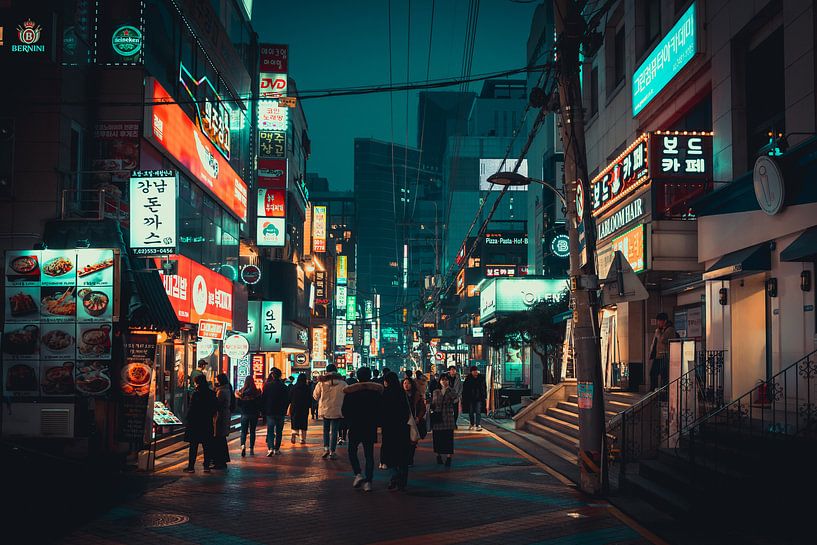Winkelstraat in Gangnam tijdens de avond in Seoul van Mickéle Godderis