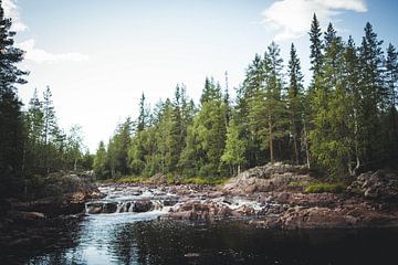 Het schilderachtige landschap van Zweden met waterval van Geke Woudstra