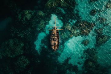 Luchtopname van een piratenschip uit het verleden in een blauwe zee van Digitale Schilderijen