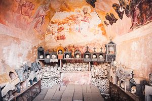Beinhaus mit Totenköpfen auf einem Friedhof in Italien.