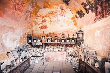 Ossuarium met Schedels op Begraafplaats in Italië. van Roman Robroek - Foto's van Verlaten Gebouwen