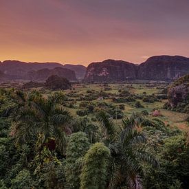 Viñales Vallei bij zonsondergang van Ruben Schouw