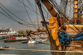 Das goldene Zeitalter, Sonnenuntergang bei hohen Schiff Götheborg. Sail Amsterdam 2015 (Niederlande) von Hans Brinkel