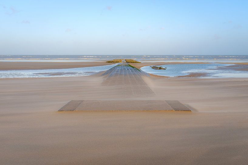 Wellenbrecher von Koksijde im Sandsturm von Johan Vanbockryck