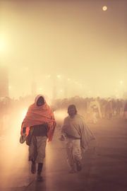 Menschen, die während der Kumbh Mela in Indien im Nebel gehen von Edgar Bonnet-behar