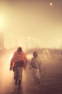 Mensen die in de mist lopen tijdens de Kumbh Mela in India
