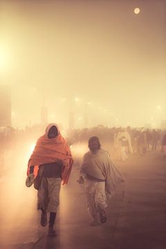 Mensen die in de mist lopen tijdens de Kumbh Mela in India van Edgar Bonnet-behar