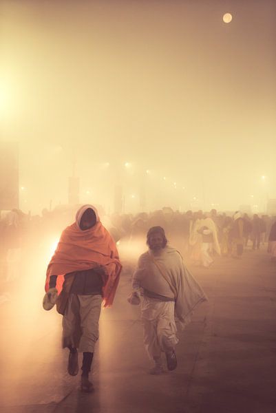 Menschen, die während der Kumbh Mela in Indien im Nebel gehen von Edgar Bonnet-behar