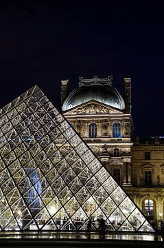 Louvre by Night 2 van Sandra van Kampen