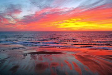 Geweldige zonsondergang aan de Noordzee in Nederland van Eye on You