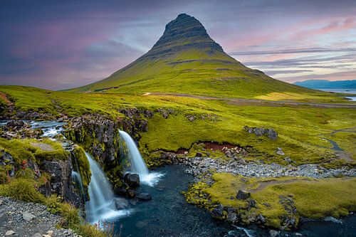 Chute d'eau Kirkjufellsfoss et montagne Kirkjufell en Islande