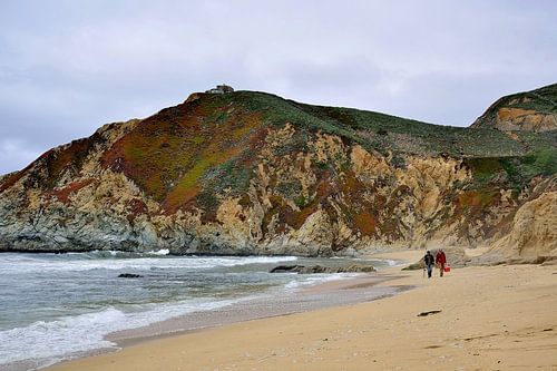 Twee vissers op het Gray Whale Cove State Beach
