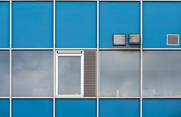 Sky blue building in Brussels by Werner Lerooy