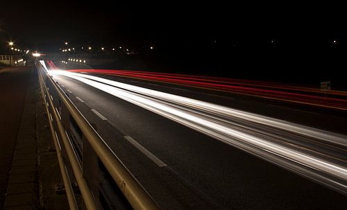 Lichtstralen over autoweg.