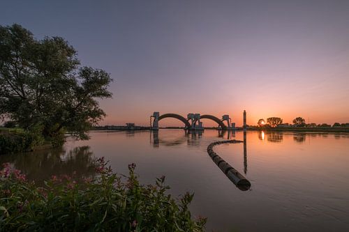 Openstaande stuwbogen in de zomer bij stuw- en sluizencomplex Amerongen aan de kant van Maurik