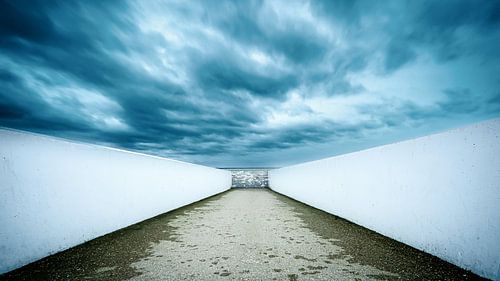 Architektur entlang des Boulevards mit Gewitterwolken und endlosen Ausblicken