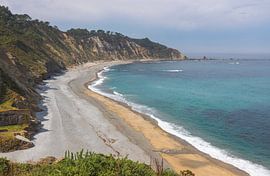 Vue aérienne de la plage de Vallina, dans les Asturies, en Espagne sur PhotoCluster
