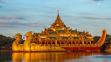 De koninklijke bark in Yangon van Roland Brack