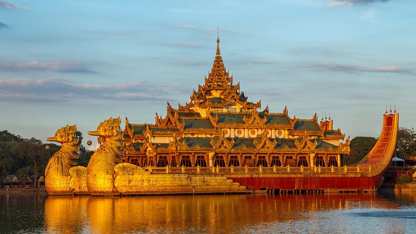 Die königliche Barke in Yangon von Roland Brack