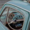 Innenraum eines klassischen Fiat 500 in Pastellblau von Melissa Peltenburg