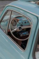 Intérieur d'une Fiat 500 classique bleu pastel
