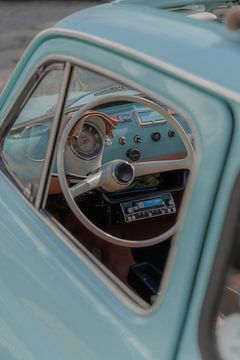 Innenraum eines klassischen Fiat 500 in Pastellblau von Melissa Peltenburg