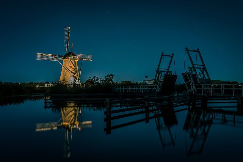 Beleuchtete Mühle an der Zugbrücke von Henri van Avezaath