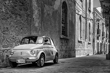 Oude Fiat 500 in Syracuse op Sicilië, Italië. van Ron van der Stappen