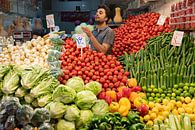 Groentenwinkel in Teheran van Jeroen Kleiberg thumbnail