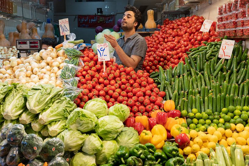 Groentenwinkel in Teheran van Jeroen Kleiberg