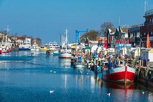 Fishing boats in Warnemuende, Germany sur Rico Ködder