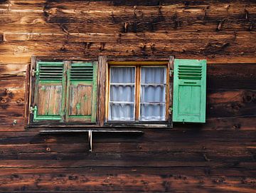 raam met groene luiken van Marieke Funke