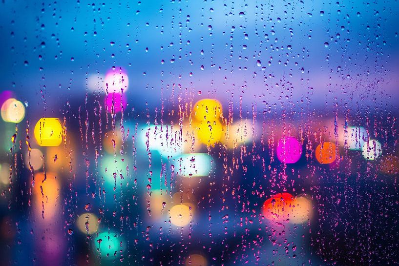 Regen auf bunt beleuchtetem Fenster von Art & Soul Creations